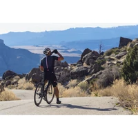 Kép 5/5 - ABUS kerékpáros sport sisak AirBreaker, In-Mold, black gold, M (52-58 cm)