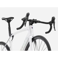 Kép 3/5 - Trek Madone SL 5 Gen8 kerékpár Gloss Crystal White/Matte Deep Smoke M/L